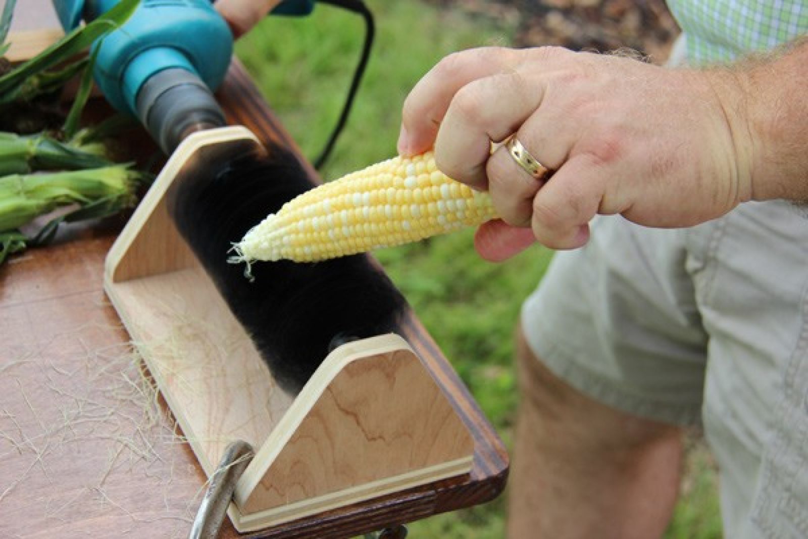 Drill Powered Sweet Corn Cleaner
